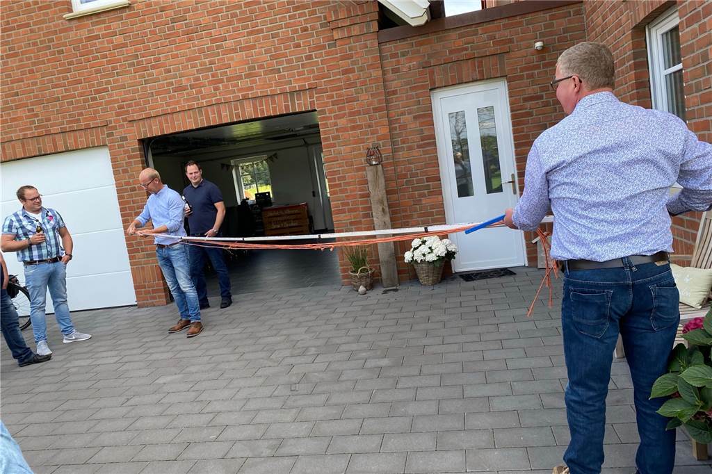 Löchte, Notnachbar, Schlepper-Konvoi: Venne-Buurn feiern echte Bauernhochzeit Der Kranz wird meist auf dem Hof des Notnachbarn ausgemessen.