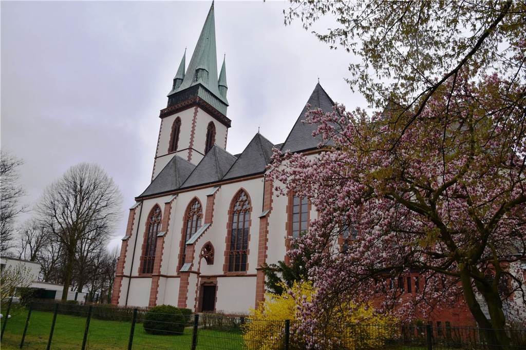 Der Kreis schließt sich: Blick auf die Herz-Jesu-Kirche vom Wallgang.