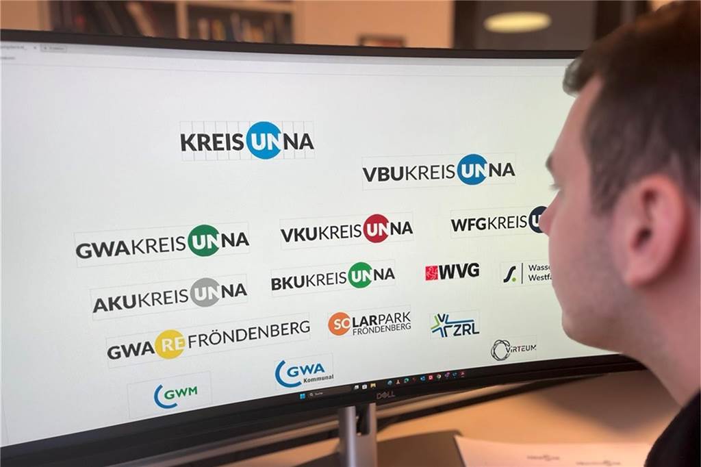 Ein Mann betrachtet die Beteiligungen des Kreises Unna an verschiedenen Gesellschaften auf einem Organigramm.