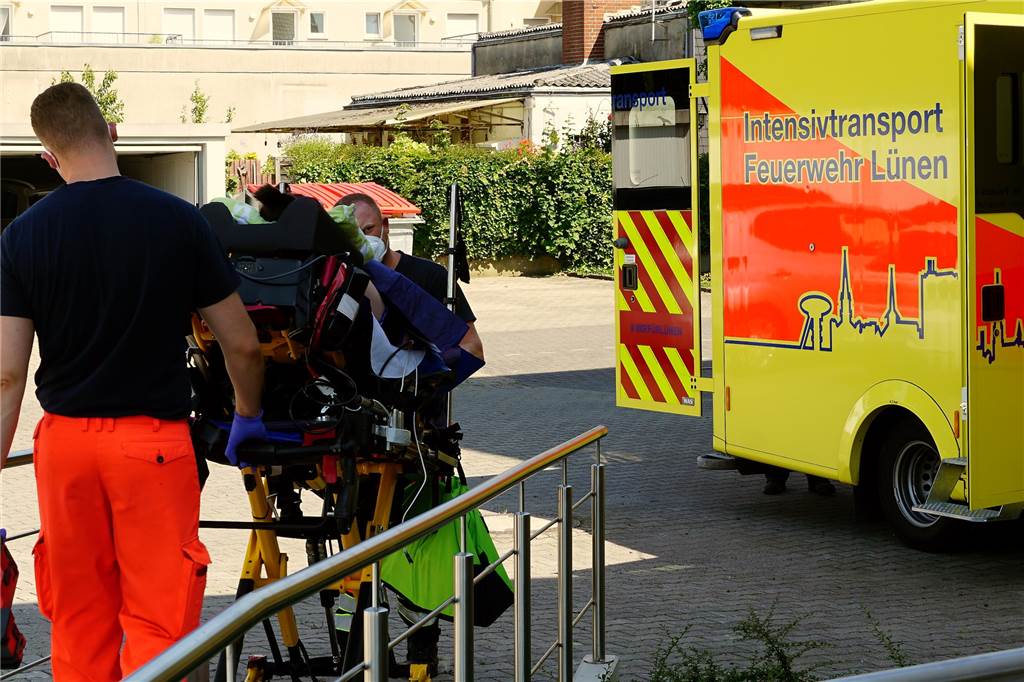 Nach Pflegeskandal in Lünen: „Methoden des Kreises sind fragwürdig“ Der Kreis Unna ordnete die Verlegung von Patienten von Beatmungs-Wohngemeinschaften in Lünen und Bönen an. Der Heimaufsicht lagen Hinweise vor, wonach keine ausreichende Zahl an Pflegekräften in den WGs zugegen war.