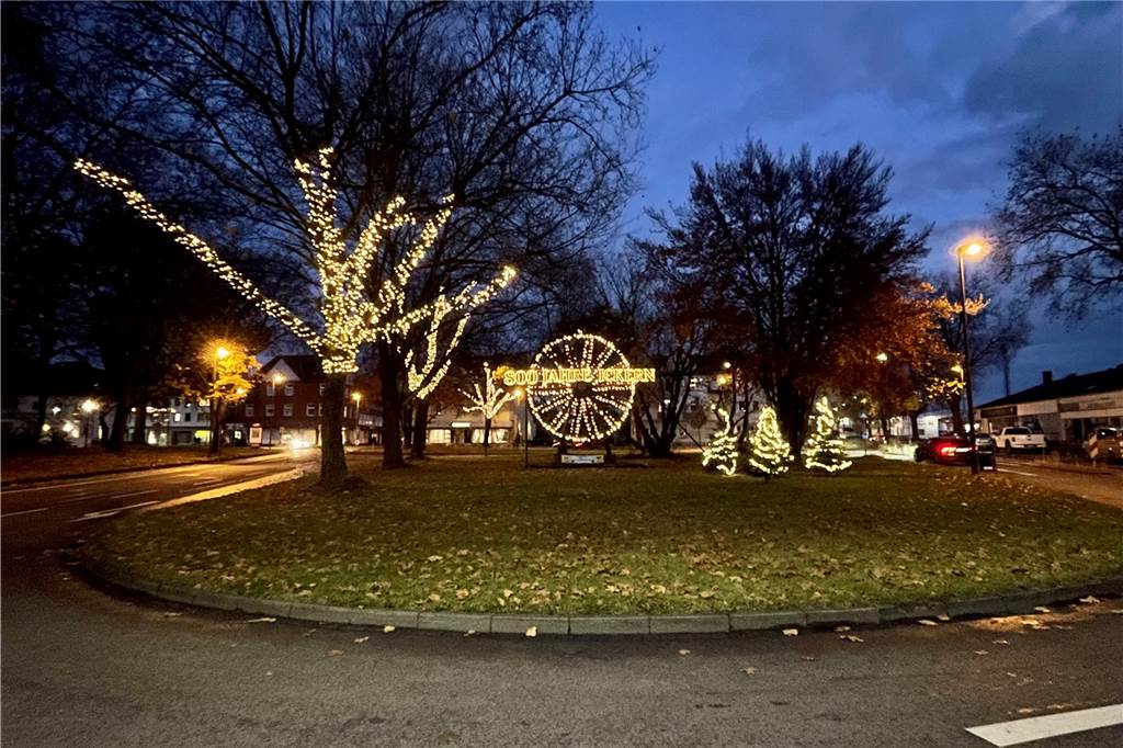 Ickerner Weihnacht: Adventsdorf wieder da, aber Licht bleibt länger aus Kreisel in Ickern mit Weihnachtsbeleuchtung