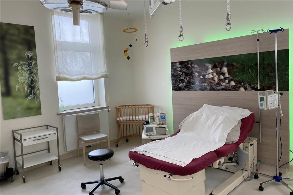 Der Kreißsaal "Erde" im St. Rochus-Hospital ist in Braun- und Grüntönen gestaltet. 