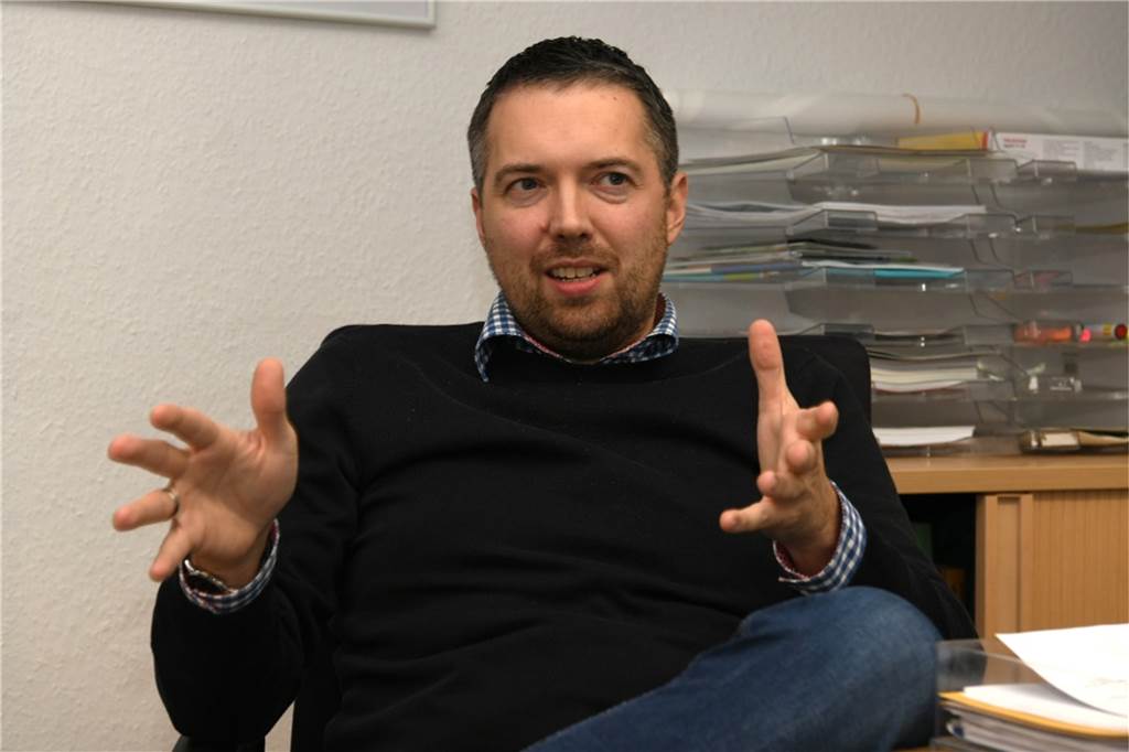 Ordner Pflicht, Innenräume dicht: Fußballkreis will Gewalt und Provokationen entgegen wirken Dominik Lasarz, der künftige Kreisvorsitzende des Fußballkreises Recklinghausen, gestikuliert im Interview im Winter 2022.