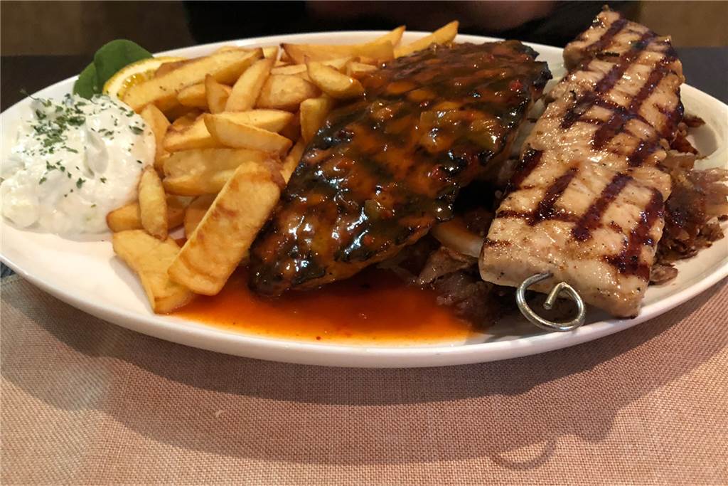 Warum können griechische Restaurants nicht so wie in Griechenland sein? Der Kreta-Teller mit Fleischspieß, Bifteki, Gyros und Pommes
