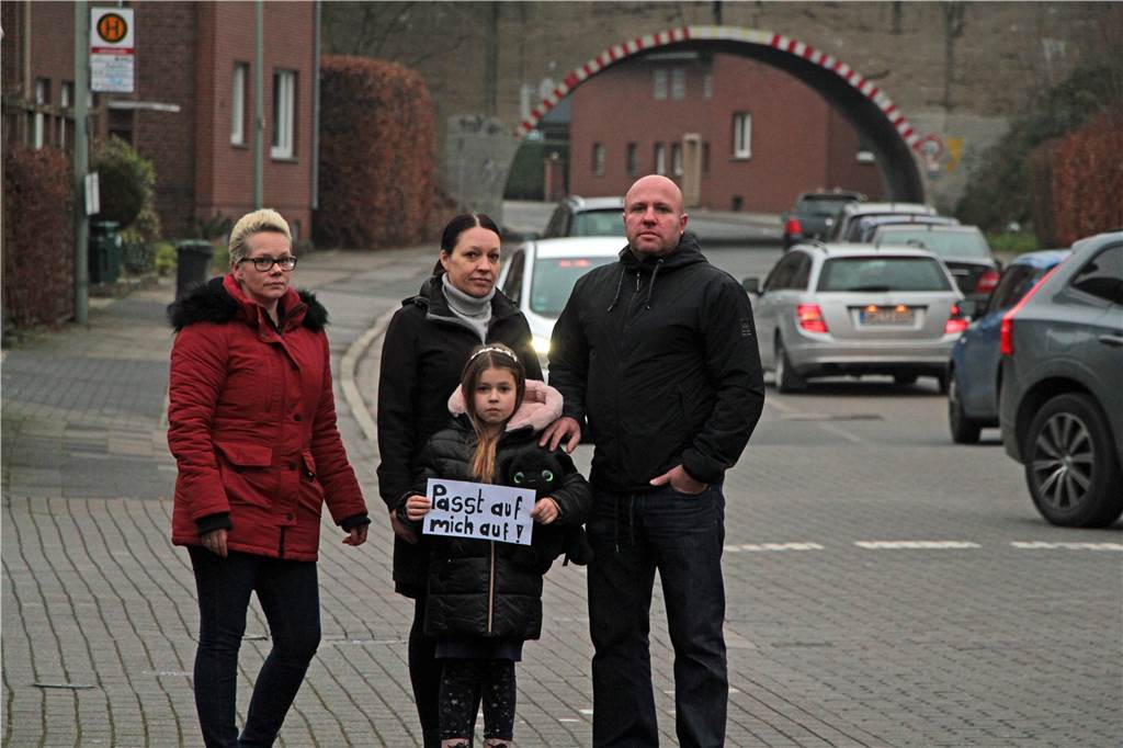 Im Video: Parkende Autos sorgen für gefährliche Situationen für Schüler in Werne Der Kreuzungsbereich Am Bellingholz/Berliner Straße ist laut Anwohnern viel befahren und unübersichtlich.