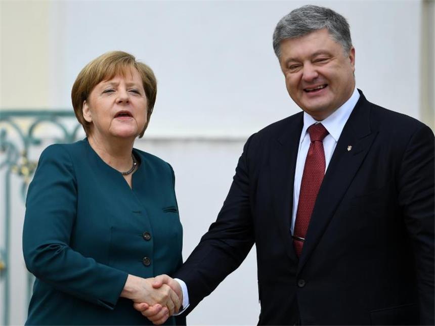 Merkel stellt Ukraine neue Friedensgespräche in Aussicht Der Krieg im Kohlerevier Donbass stand an erster Stelle bei Poroschenkos Gespräch mit Merkel. Foto: Ralf Hirschberger