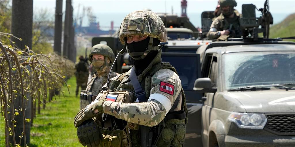 Eine Kriegserklärung: Wie steht es um die Fronten in der Ukraine? Russische Soldaten stehen in der Nähe ihrer Militärfahrzeuge in Berdjansk mit dem Asowschen Meer im Gebiet der Donezker «Volksrepublik» in der Ostukraine.