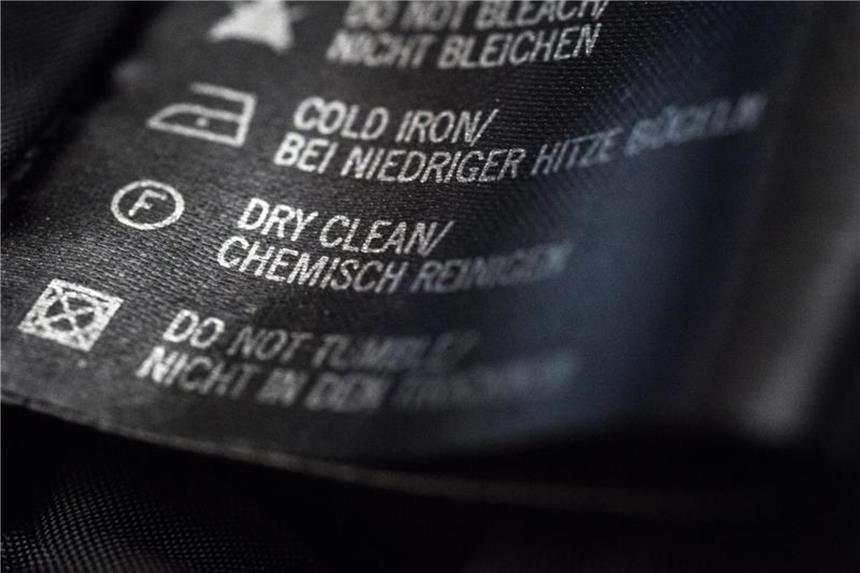Welche Kleidung muss in die Wäscherei? Der Kringel mit einem F in der Mitte auf dem Pflegeetikett steht für die professionelle Reinigung mit Kohlenwasserstoff. Foto: Andrea Warnecke