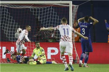 Der Kroate Andrej Kramaric (l) hat seine Mannschaft zum 4:1 gegen Griechenland geschossen. Foto: Darko Bandic