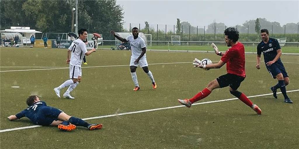 Zweistelliger Auftakt beim Urlaubsguru Cup! Königsborner SV brennt gegen BR Billmerich Feuerwerk ab Der KSV belagerte das Billmericher Tor. Hier scheitern Junior Mushaba (M.) und Christopher Simon (3.v.l.) an BRB-Keeper Ingvar Busch. Erst nach einer halben Stunde eröffnete der KSV den Torreigen.
