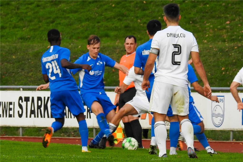 Ex-Profi Dirk Eitzert erkennt deutliche Schwächen beim Königsborner SV Der KSV - hier mit Lennart Kutscher (2.v.l.) - kam auf dem Rasenplatz in Hohenlimburg nicht so gut zurecht.
