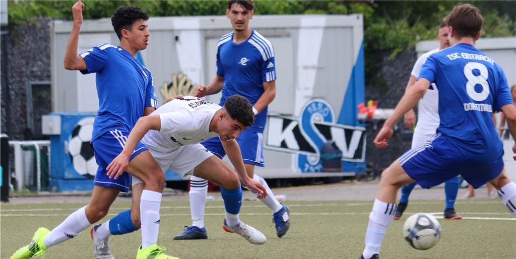 Meister Konigsborner SV gönnt sich keine Pause: Drei Neulinge treffen im Test Der KSV - hier wird Neuzugang Salah Edine Darraz in die Zange genommen - ist schon wieder in Bewegung: Der Neu-Landesligist hat am Sonntag das erste Testspiel gegen den TSC Eintracht Dortmund absolviert.