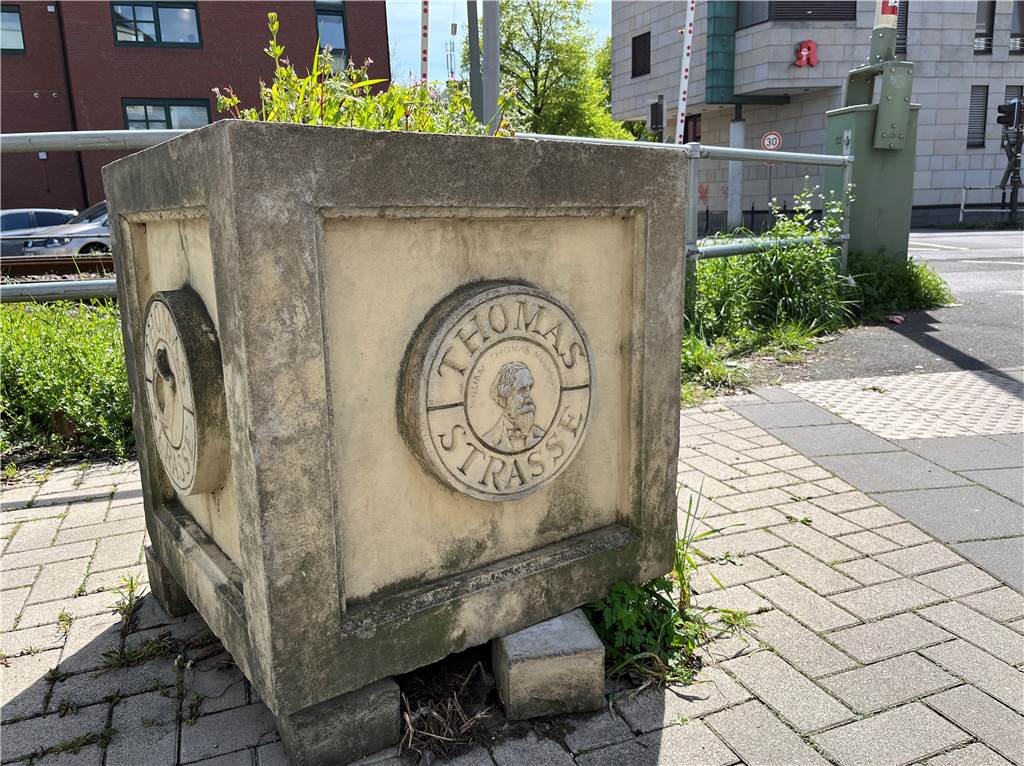 Anwohner haben mit Blumen-Dieben in der Altstadt zu kämpfen Der Kübel am Bahnhof ist ganz klar einem wichtigen Mann der Stadtgeschichte gewidmet. Er zeigt das Konterfei von William Thomas Mulvany. Der irische Unternehmer war an der Zeche Erin beteiligt, ließ die Pferderennbahn anlegen und wohnte im Sommer im Haus Goldschmieding. „Thomas Straße“ prangt in großen Lettern an dem Kübel, der an der Kreuzung von Oberer Münesterstraße und Thomasstraße steht.