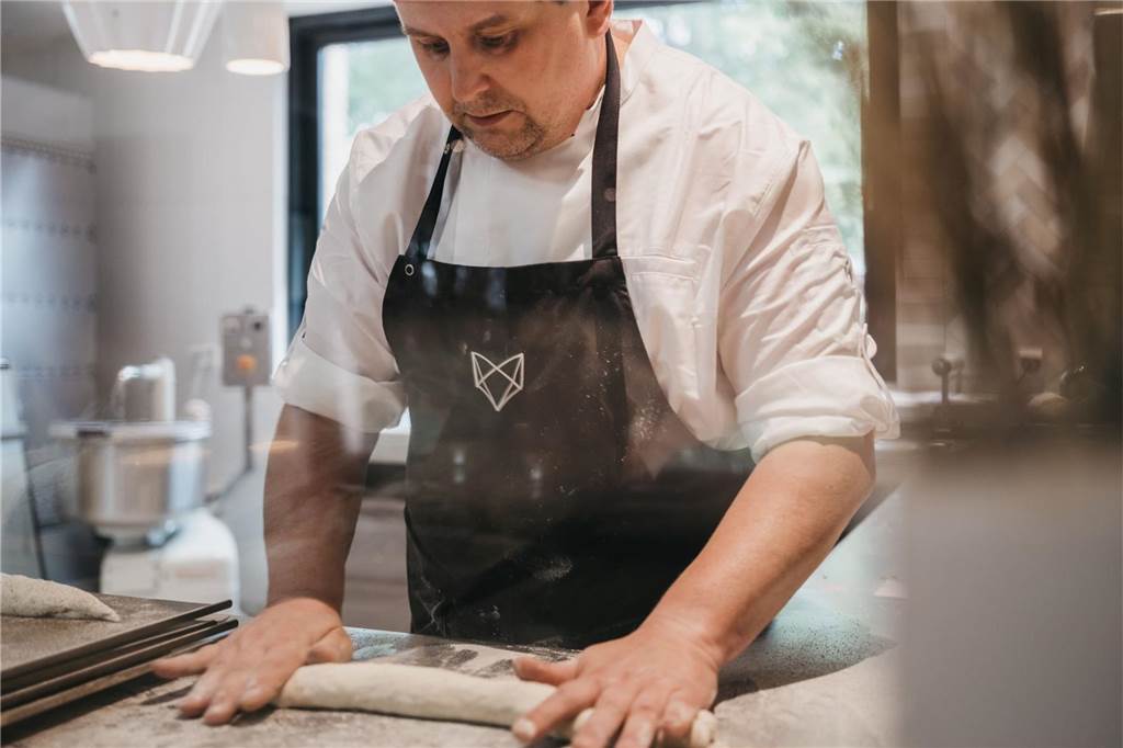 Zwölf Auszubildende starten im Landhotel Voshövel Der Küchenchef Christian Penzhorn bekommt ab sofort Unterstützung von der ersten Auszubildenden, die eine Lehre zur Bäckerin beim Landhotel Voshövel macht.