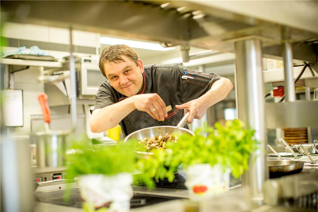 Die Haarmühle bietet rustikale Sattmacher in einem einzigartigen Ambiente Der Küchenchef in der Haarmühle ist Norman Moss. Foto Landgasthof Haarmühle