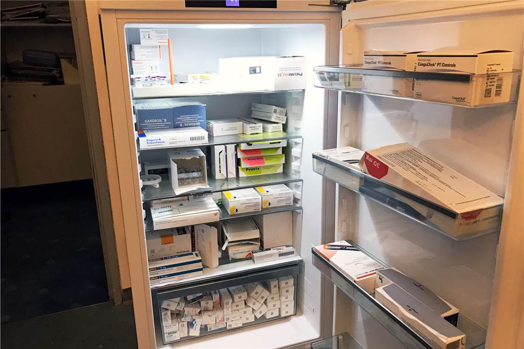 Nur 9 von 220 Impfterminen vergeben – Arzt glaubt an positiven Grund Der Kühlschrank in der Hausarztpraxis ist voll mit Impfstoff (nicht nur gegen Corona).