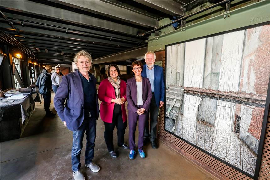 Industriemuseum Zeche Zollern zeigt Ölgemälde von der Sperrzone Tschernobyls Der Künstler Hermann Buß präsentierte seine Werke am Mittwoch gemeinsam mit Dr. Anne Kugler-Mühlhofer, Prof. Dr. Julia Helmke und Präses a.D. Alfred Buß (v.l.) im LWL-Industriemuseum Zeche Zollern in Bövinghausen.