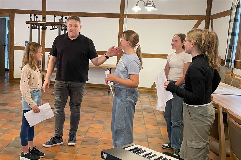 Casting für Musical-Film-Projekt: Stadtlohner Schüler zeigen ihr Talent Regisseur gibt Anweisungen