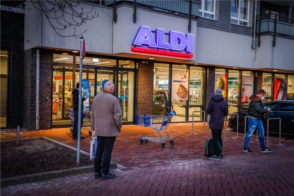 Der Kundenansturm war kurz vor Geschäftsöffnung noch überschaubar.