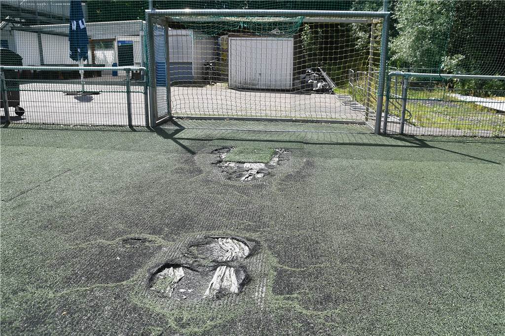 Rummenigge baut in Castrop-Rauxel einen Sportplatz Der Kunstrasen vor den Toren des Kleinspielfelds ist völlig ausgetreten.