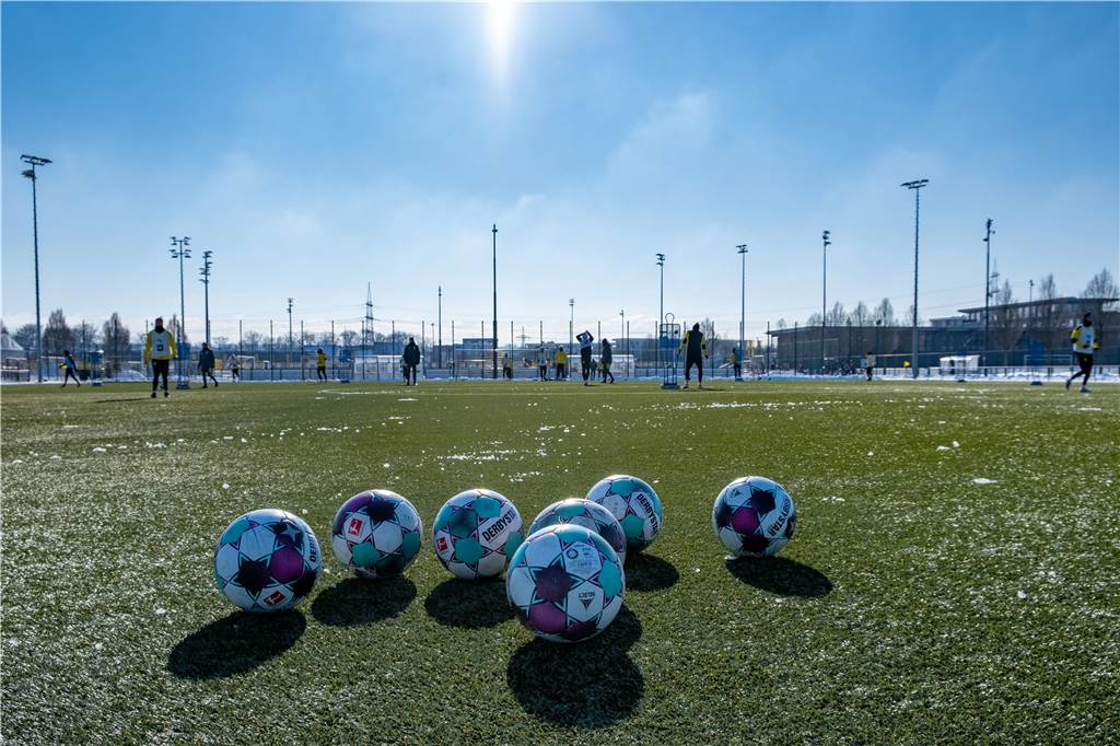 Nach Schneefall: BVB-U23 hat Kenntnis, ob Wiedenbrück-Spiel stattfindet Der Kunstrasenplatz ist frei von Schnee.