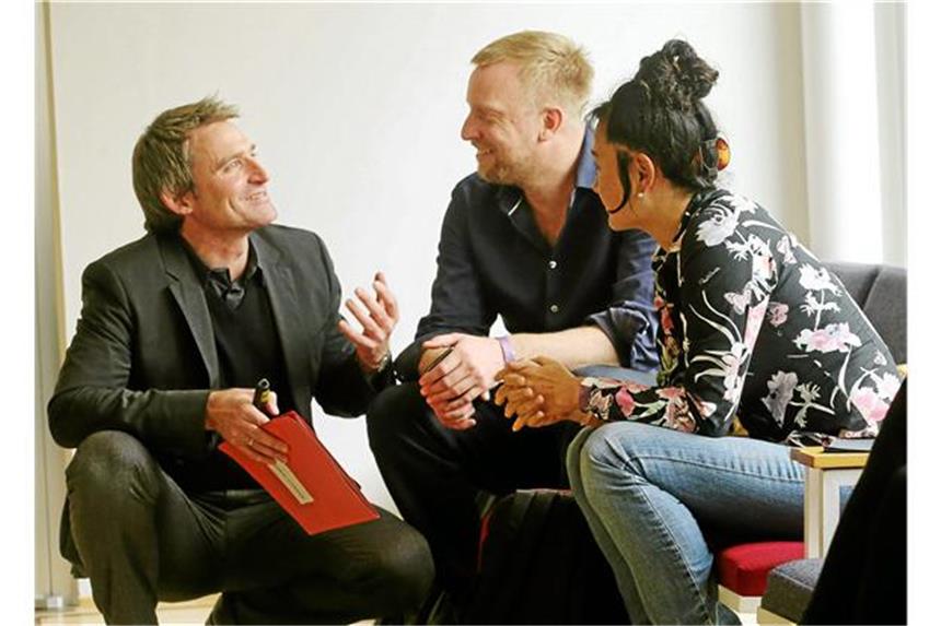 Florian Ebner plant Pavillon mit Politik Der Kurator und seine Künstler: Florian Ebner (l.) schmiedete mit dem Fotografen Tobias Zielony und der Videokünstlerin Hito Steyerl gestern Pläne für Venedig.