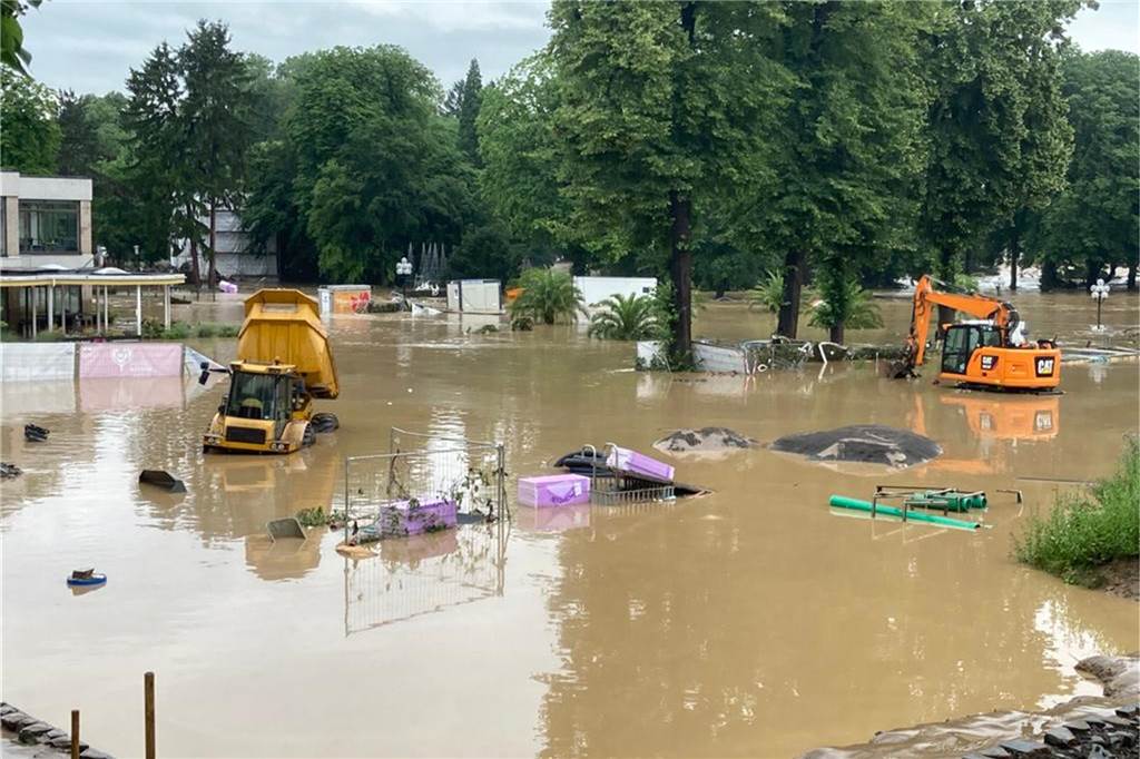 Kur endet in der Katastrophe: Flut erschüttert Ahauserin in Bad Neuenahr Der Kurpark in Bad Neuenahr ist von ölig-schlammigen Fluten überschwemmt.