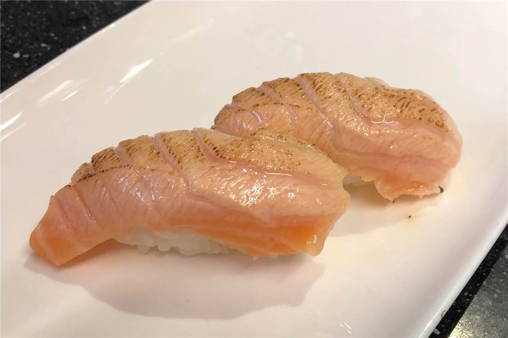 Die Lieferbar im Check: Beliebtheit von Sushi & Co wird zum Problem Der Lachs wird kurz angeflämmt.