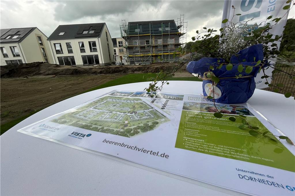Im Beerenbruchviertel steht jetzt ein Musterhaus für weitere Vermarktung Der Lageplan des Beerenbruchviertels weist knapp 180 Häuser auf. Aus dem Musterhaus sieht man auf Häuser des Dornieden-Typs.