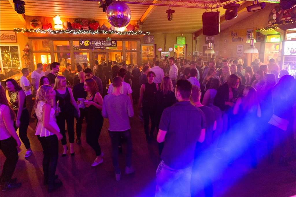 Der Lakeside Inn hat sich in eine Nachtclub verwandelt.