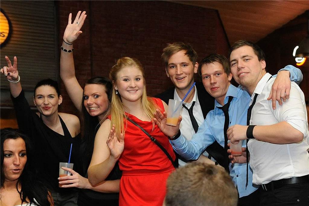 Der Lakeside Inn hat sich in eine Nachtclub verwandelt.