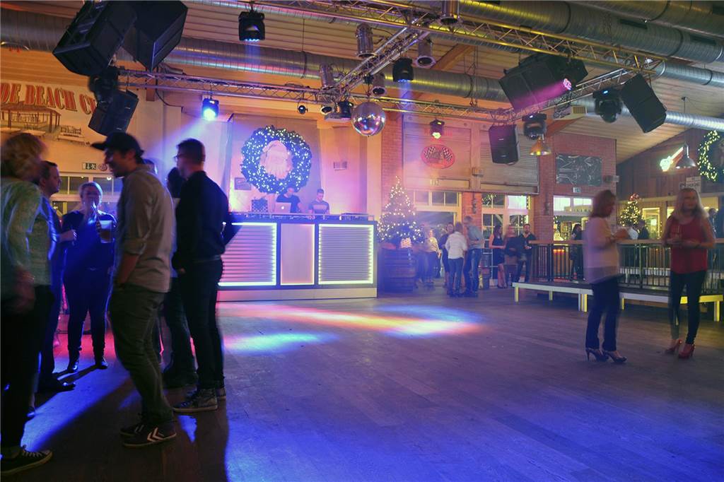 Der Lakeside Inn hat sich in eine Nachtclub verwandelt.