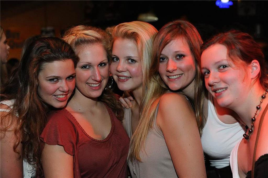 Der Lakeside Inn hat sich in eine Nachtclub verwandelt.