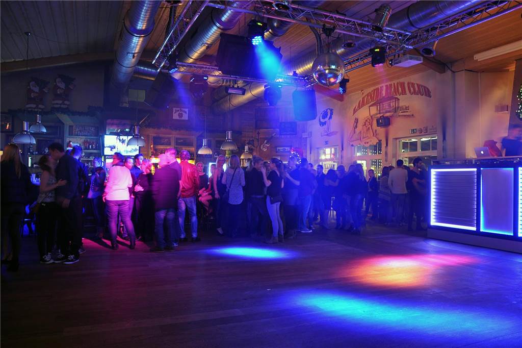 Der Lakeside Inn hat sich in eine Nachtclub verwandelt.