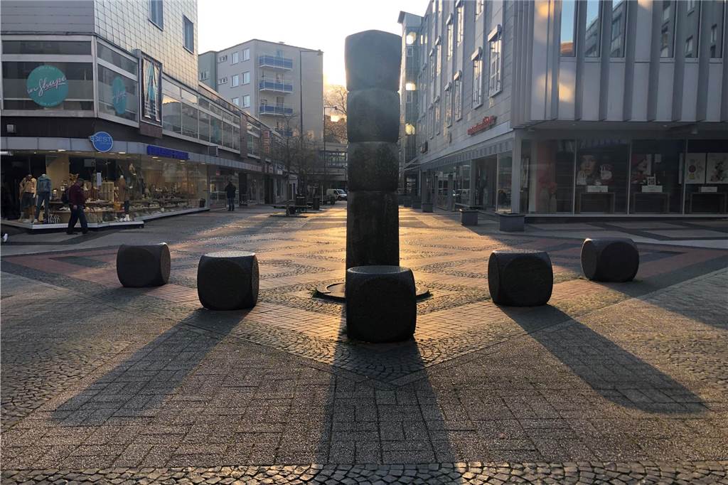 Bormanns Werke, Bormanns Streits: Künstler oft im Streit oder vor Gericht Der Lambertusplatz: Die Würfel gehören zum Gesamtkunstwerk von Jan Bormann. Der Brunnen nennt sich „Vier Jahreszeiten“.
