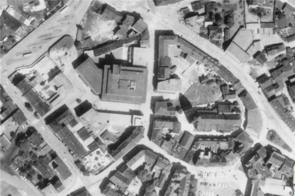 Bormann beharrt in Brunnenfrage auf Urheberrecht - Experte sieht gute Argumente Der Lambertusplatz in einem Luftbild aus den 1960er-Jahren. Damals stand noch ein Haus, wo heute der Brunnen steht. Mit der Platzgestaltung durch Jan Bormann sollte dem Platz eine Form gegeben werden.