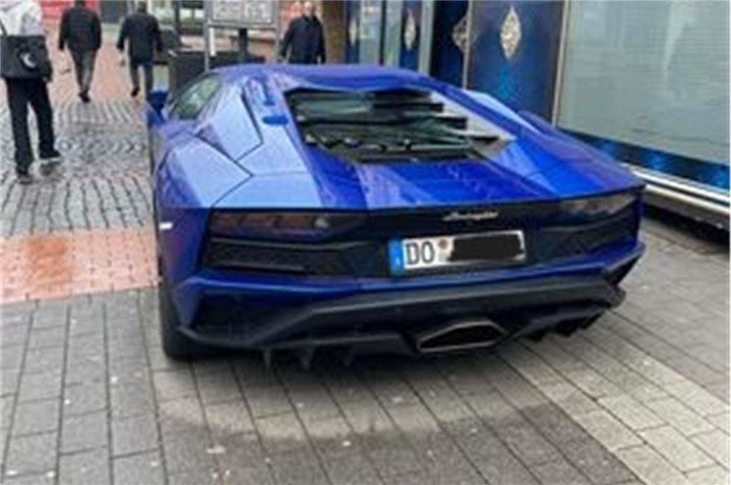 Motorheulen und Polizeikontrolle: Lamborghini fuhr durchs Stadtgebiet Der Lamborghini in der Castroper Altstadt: Hier parkt er eingangs der Fußgängerzone.