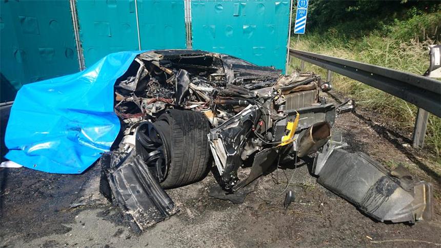 Dortmunder (46) stirbt in brennendem Lamborghini Der Lamborghini prallte gegen die Leitplanken und geriet bei dem Unfall in Brand. Der Fahrer verbrannte in dem Wagen.