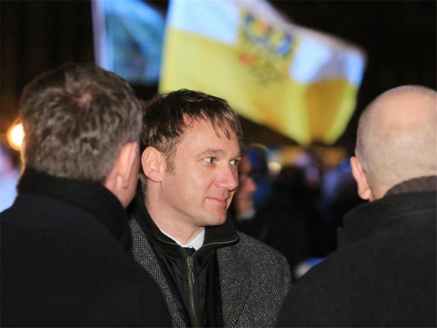 Nach Angriff auf Reporter bei AfD-Demo: DJV fordert mehr Schutz Der Landesvorsitzende der AfD in Sachsen-Anhalt im Gespräch mit anderen Kundgebungsteilnehmern. Foto: Peter Gercke