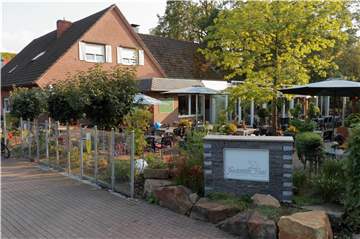 Der Landgasthof Voss überzeugt schon von außen mit malerischen Gartenanlagen.