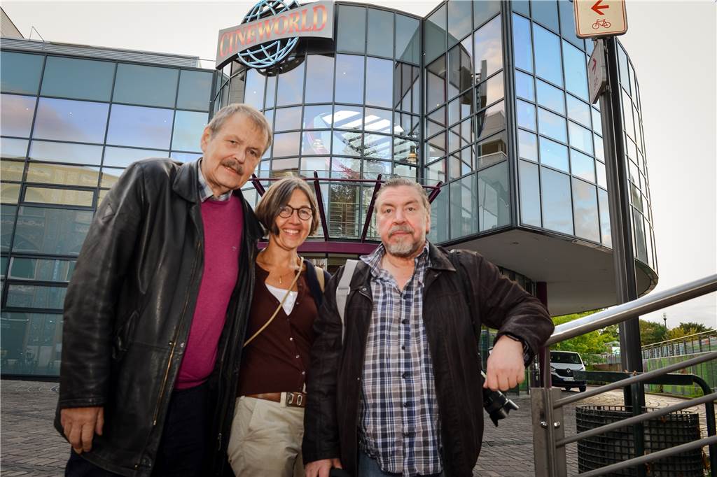 Gästebetreuerin Urte von Hundt: „Bei Stress werde ich immer ganz ruhig“ Der langjährige Kinofestleiter Mike Wiedemann (l.) hatte Schauspieler Armin Rohde aus Bochum für einen Trailer-Dreh abgeholt. Gästebetreuerin Urte von Hundt begrüßte beide vor der Cineworld.