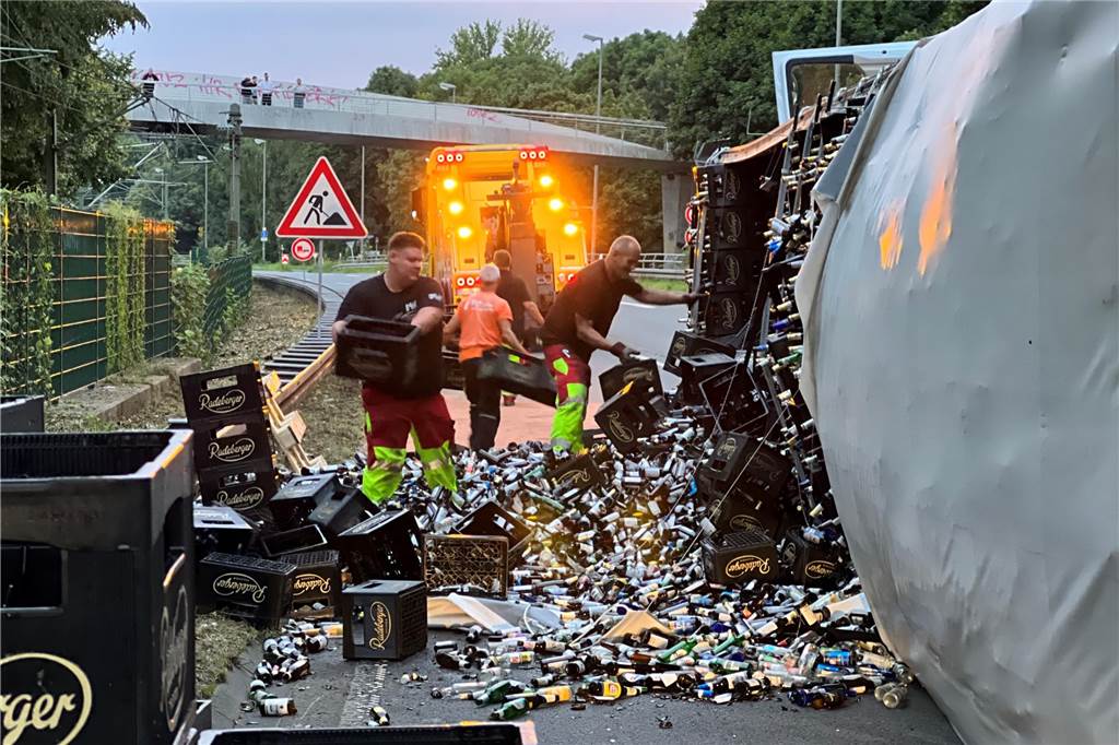 Lkw auf der B54 umgekippt - Bundesstraße blieb stundenlang gesperrt Der Lastwagen hatte leere Getränkekisten geladen.