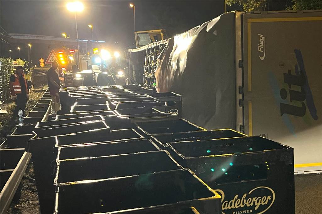 Bombenfund in Dortmund: B1 und B54 müssen noch heute gesperrt werden Der Lastwagen war offenbar randvoll mit Getränkekisten beladen. Die müssen alle rausgeräumt werden, was sehr aufwändig ist. Die Bergungsarbeiten ziehen sich hin.