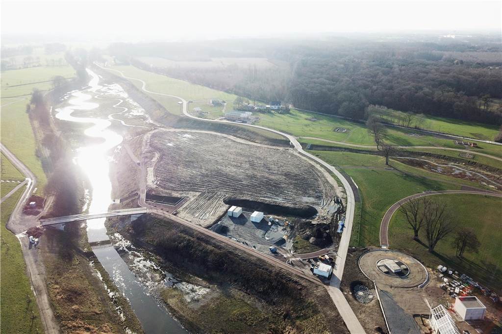 Neun-Millionen-Bau Sprung über die Emscher: Spektakuläre Bilder Der Lauf der Emscher wurde in den vergangenen Jahren geändert: Sie läuft hier nicht mehr schnurgerade durchs Land, sondern mäandert. Das erhöht den ökologischen Wert. Auch das Gelände wurde neu modelliert.