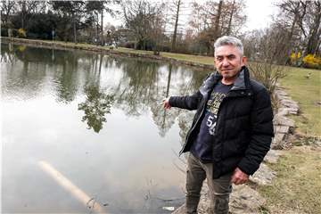 Der Lebensretter: Hikmek Gürleyen zeigt, wo er das Mädchen aus dem Wasser gezogen hat.