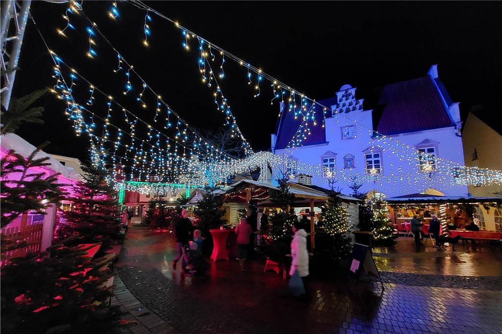 Stimmungsvoller Nikolausmarkt beginnt am 29. November Der LED-Sternenhimmel leuchtet beim Nikolausmarkt über dem Marktplatz in Haltern.