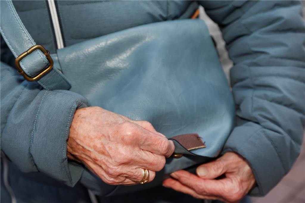 Die neue alte Handtasche hat einen Lederüberwurf über dem Verschluss.