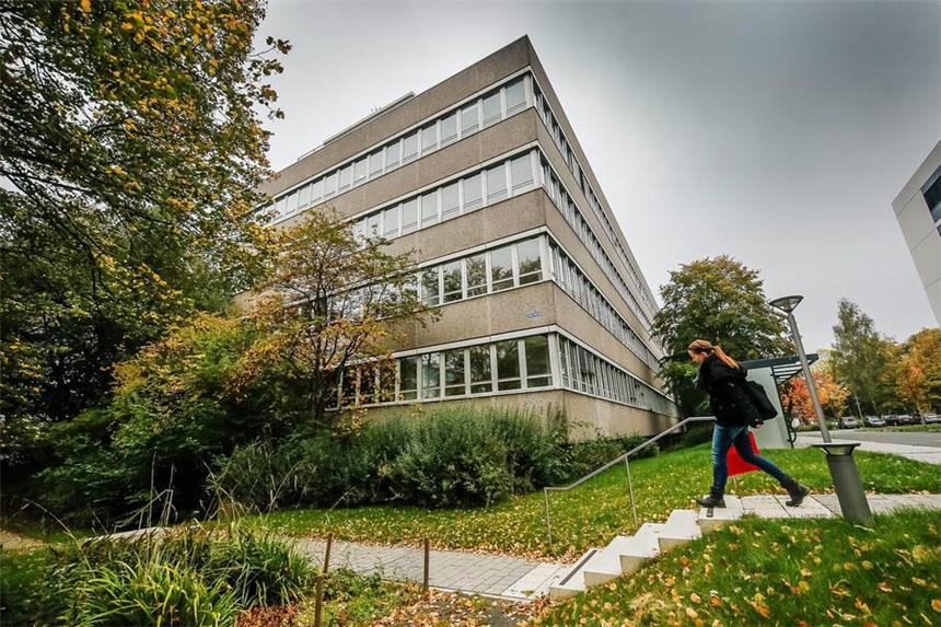 TU-Gebäude als Plan B für Flüchtlings-Notfall Der leer stehende, PCB-belastete Geschossbau IV auf dem TU-Campus Süd wird hergerichtet als Rückfallebene für die 1000 Plätze der Flüchtlings-Zeltstadt der EAE, falls diese durch Sturm, Feuer oder Überschwemmung beschädigt wird oder die Heizung langfristig ausfällt.