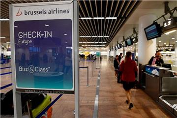 Der leere Check-In am Schalter der Luftlinie Brussels Airlines am Flughafen Brüssel-Zaventem. Die Lufthansa hatte Brussels Airlines Anfang 2017 übernommen. Foto: Eric Lalmand