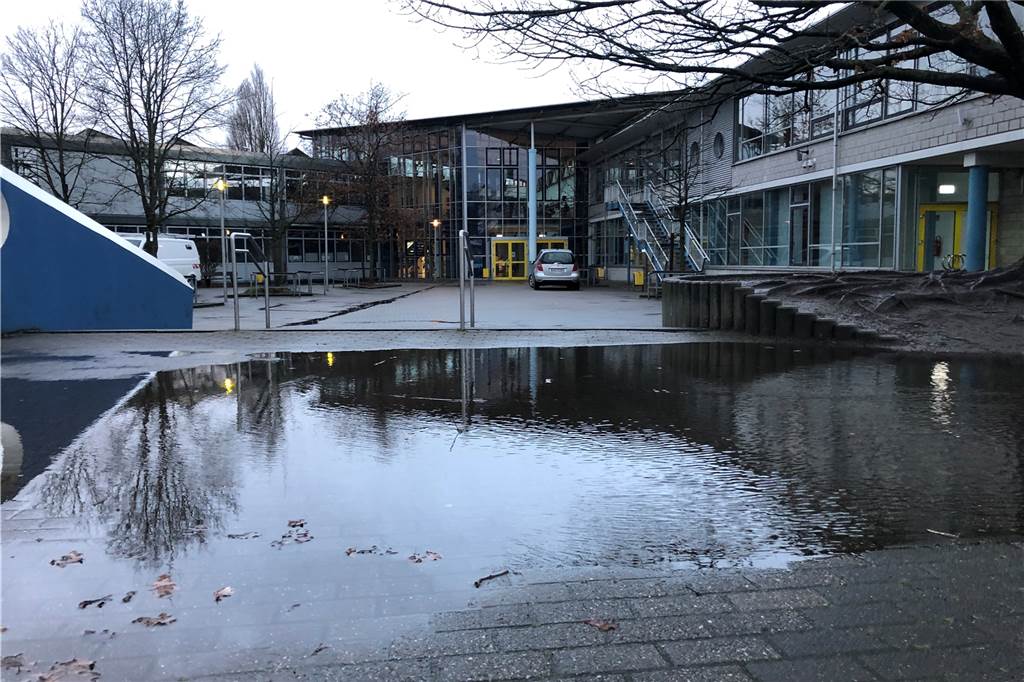 Sturmtief Ylenia und seine Folgen in Selm: Schulen dicht, Züge fahren nicht Der leere Schulhof des Selmer Gymnasiums. Teilweise vom Wasser überflutet.